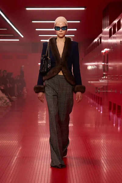 Look 16